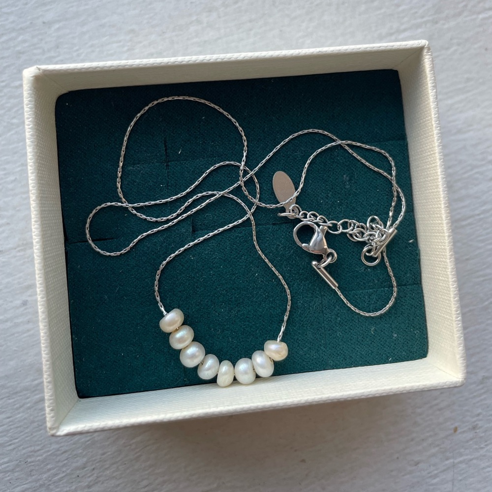 Silver necklace with natural pearls